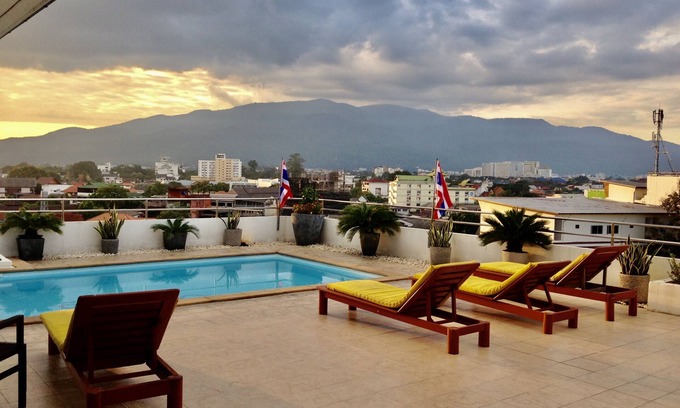 Wua Lai Hotel | Smith Residence