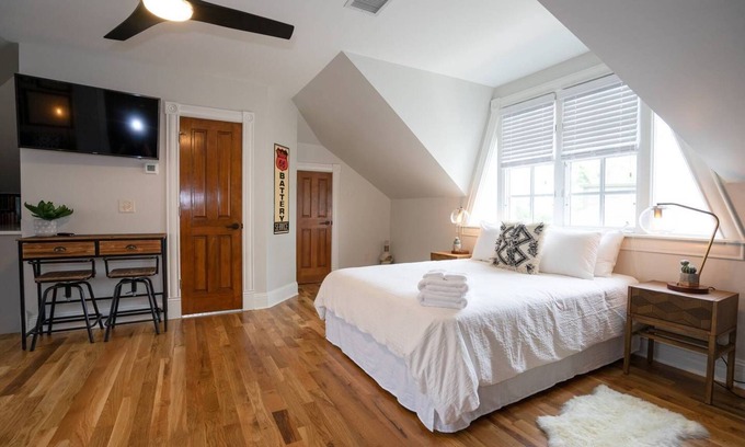 Five Points Apartamento | Smith’s Crescendo | Beer + Wine| Sleeps 4