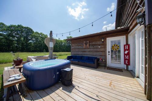 Mingo Casa | Smiths In-law suite! Pet friendly, hot tub!