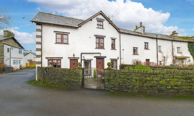 Hawkshead Cabaña | Smithy Cottage - sleeps 6, dog friendly, central in Hawkshead with parking