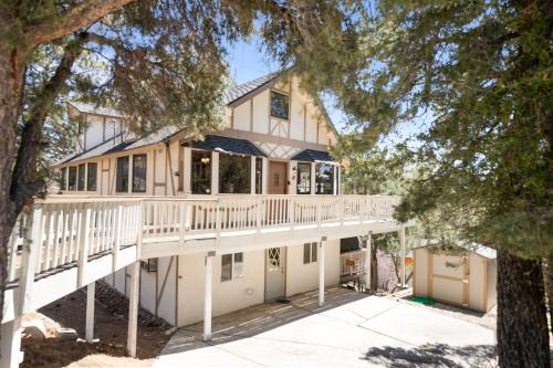 Whispering Forest Casa | Smo Haus- Located in the quiet area of Big Bear City, with mountain views.