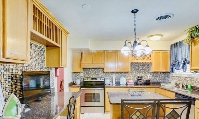Read Boulevard West Casa | Smoke free Beautiful home close to down town, bus route with off street parking.