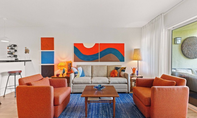 Twin Palms Condominio | Smoketree Original: Contemporary Condo Next to Smoke Tree Shopping Center