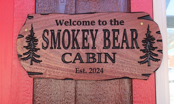 Red River Cabina | Smokey Bear Cabin on Main Street