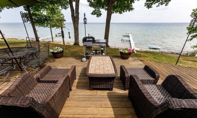 Traverse City Casa | Smokey Hollow's Secret | Hot Tub | Beach | AC |