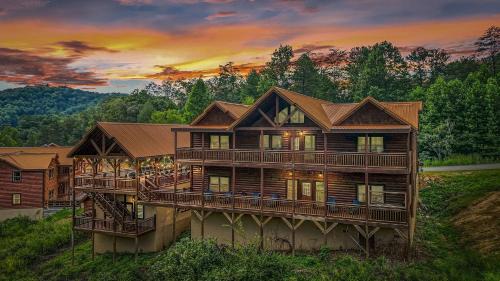Caton Casa | Smokey’s Paradise by AvantStay Sleeps 22 Pool