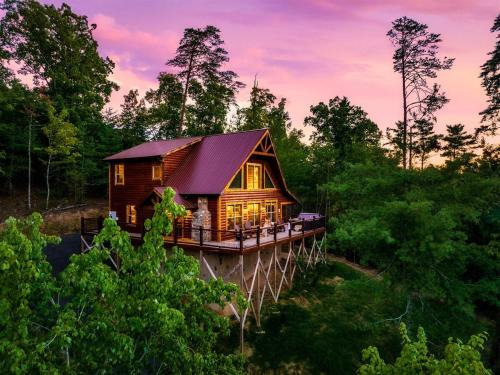 Gatlinburg - Pigeon Forge Chalet De Esquí | Smokies Sanctuary - Hot Tub on deck!Grill, Foosball, Firepit, Egg Chair