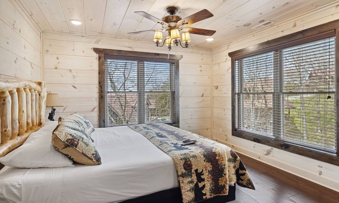 Sevierville Cabina | Smoky Mountain Chalet 3 Bedroom Home by RedAwning