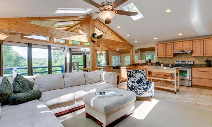Franklin Casa | Smoky Mountain Getaway with Private Hot Tub!
