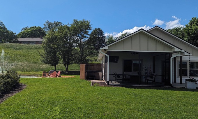 Hayesville Casa | Smoky Mountain Guesthouse: Mountain View & Walkable to Downtown Hayesville
