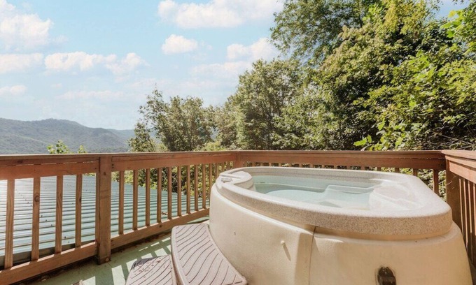 Sylva Cabina | Smoky Mountain Holiday Home with Hot Tub!