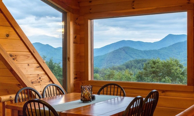 Sylva Cabina | Casa de Smoky Mountain con terraza de varios niveles, jacuzzi, sauna, ¡vistas a la montaña!