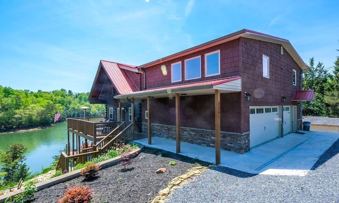 Sevierville Cabina | Smoky Mountain Lake Retreat - Dip in Douglas Lake, Roast Marshmallows & Play Games