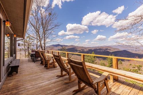 Bryson City Casa | SMOKY MOUNTAIN MAGIC-Spectacular Views, 3 Br, Sleeps 8, Hot Tub