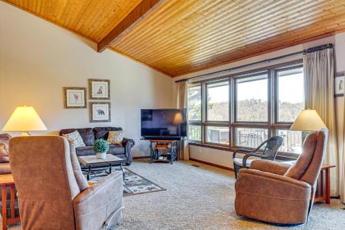 Gatlinburg - Pigeon Forge Casa | Smoky Mountain Views Spacious Home with EV Charger