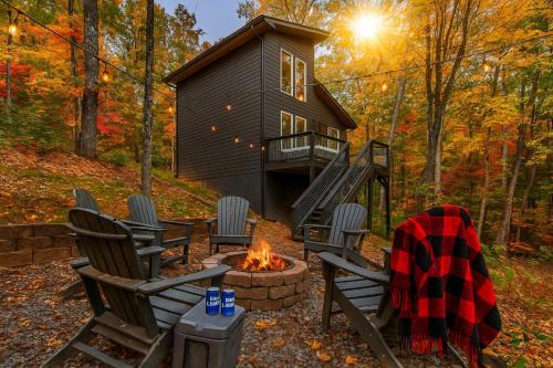 Gatlinburg - Pigeon Forge Casa | Smoky Mountains Cabin with Hot Tub, Fire Pit & Near Dollywood