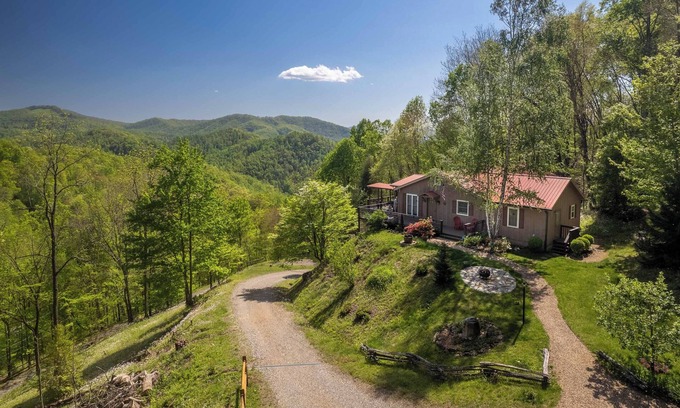 Sylva Cabina | Smoky Ridge Retreat – Cozy 2BR/2BA Cabin with Mountain Views & Creek Sounds