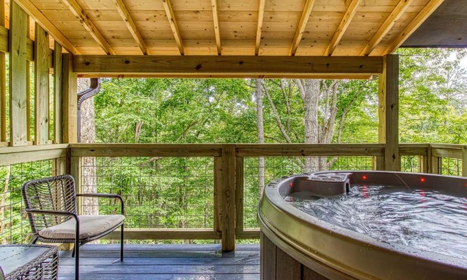 Gatlinburg - Pigeon Forge Casa | Smoky Vista Cottage, Hot Tub, WIFI, Mtn Views, 685 FREE tickets each paid day!