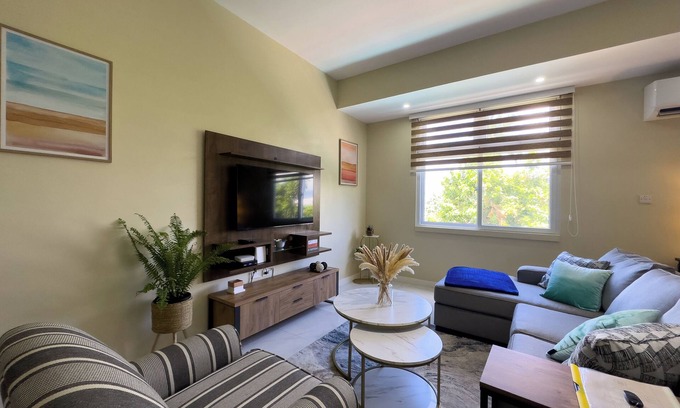 Saint Andrew Condominio | Smurfs Pad @ Mont Charles. Stylish 2-BDR Condo in a Prime Location in Kingston.