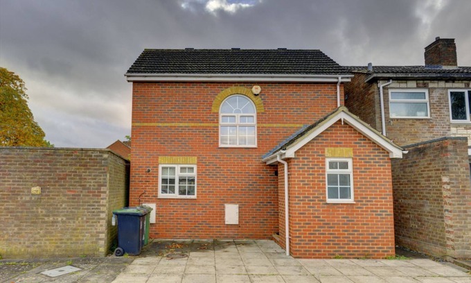 Lower Shelton Otro | Snagge Court | A Calm Detached 2BR House I Parking & Garden | Pet Friendly | eco-Short Term Let by SILVA