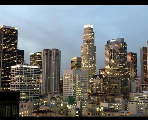 Los Angeles Apartamento | Snazzy 3Bed HighRise with Pool, Spa & Rooftop deck