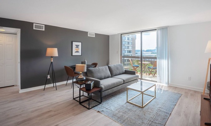 Foggy Bottom Apartamento | Snazzy Foggy Bottom 1BR w/ W/D + Gym near Kennedy Center by Blueground