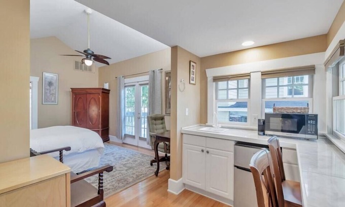 Historic Old Northeast Apartamento | Snell Suite at ONE Inn: King Bed, Kitchenette, Near Downtown & Vinoy Park.