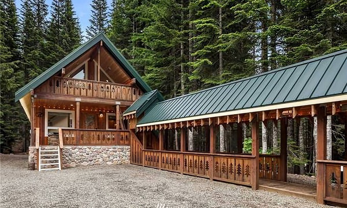 Snoqualmie Pass Cabina | Snoqualmie Pass Ski Cabin w/Hot Tub and Bonus Tree House!