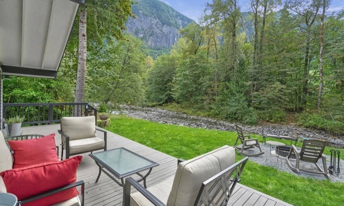 North Bend Casa | Snoqualmie River Retreat