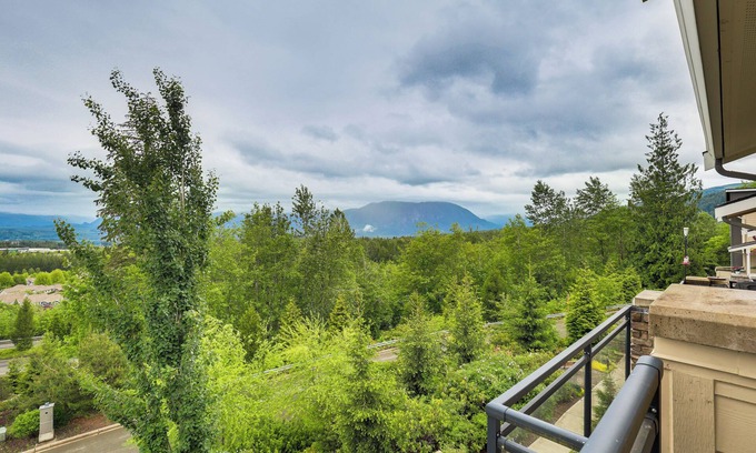Snoqualmie Ridge Casa | Snoqualmie Townhome w/ Balcony & Mountain Views!