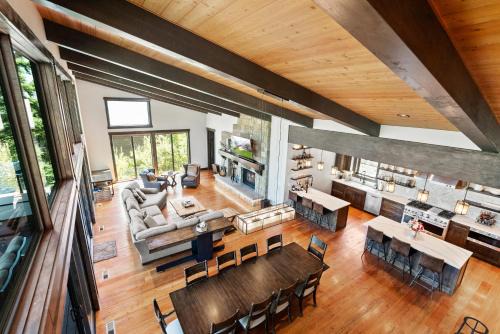 Whitefish Casa | Snow Ghost Chalet The Ultimate Luxury Ski-in/Ski-out Home 5BD, 5.5BA 2 Hot Tubs, Steam Room, Game Room