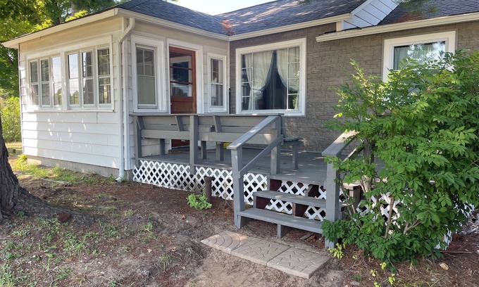Vanderbilt Cabaña | Snow his here sled from your door Cozy 3 bedroom cottage in town-pet friendly!