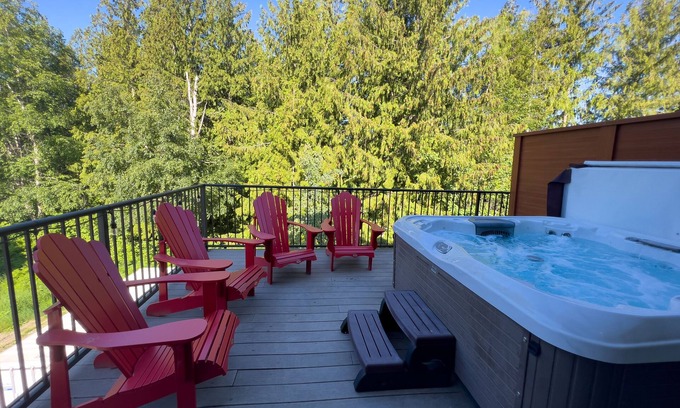 Revelstoke Casa | Snow Rodeo Escape. 3 floor Townhouse, 2 private patios, 7 person HOT TUB!!!