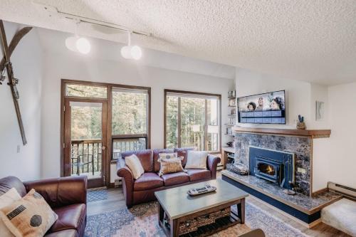 Glacier Apartamento | Snowater Condo 55 - Wood Stove - Wi-Fi - W-D