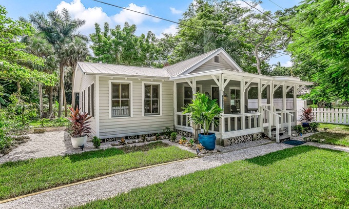 Bonita Springs Cabaña | Snowbird-friendly historical cottage with high-speed WiFi & washer/dryer