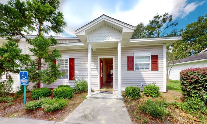 Dock Junction Condominio | Snowbird-friendly end condo with back patio, washer/dryer, streaming, central AC