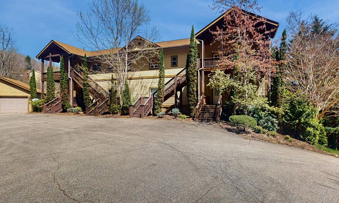 Whittier Condominio | Snowbird-friendly mtn-view condo with heated pool, sauna, hot tub, pickleball