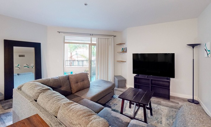 Civic Core Apartamento | Snowbird-friendly studio near ocean with pool, hot tub, gym, balcony - dogs OK