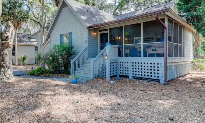 Ocean Ridge Cabaña | Snowbird-friendly island cottage with fairway views, lanai, & AC - dogs welcome