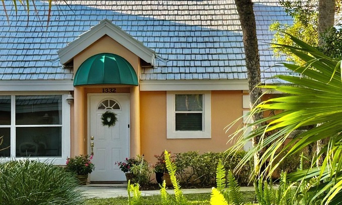 Wabasso Beach Condominio | Snowbirds: Vero Beach Charming “Cottage Condo”. Close to beach. Free Cleaning!