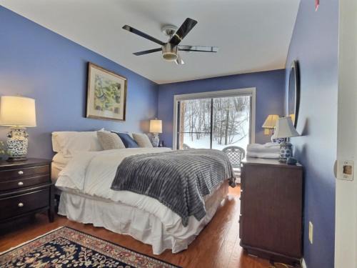 Killington Apartamento | SnowDen Ski On Ski Off at Pico Fireplace