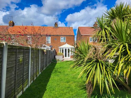 Winterton-on-Sea Casa | Snowdrop Cottage dog friendly and 2 minutes to Winterton Beach