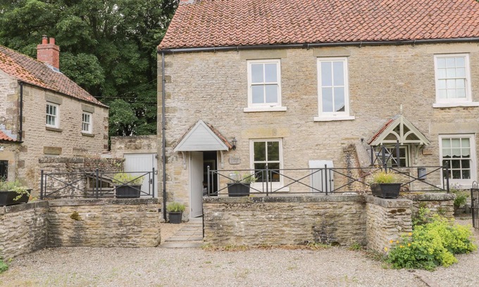 Potter Brompton Cabaña | SNOWDROP COTTAGE, pet friendly, with open fire in Brompton-By-Sawdon