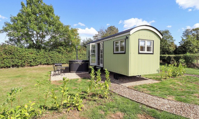 Ashby cum Fenby Cabaña | SNOWDROP, romantic, with hot tub in Waltham