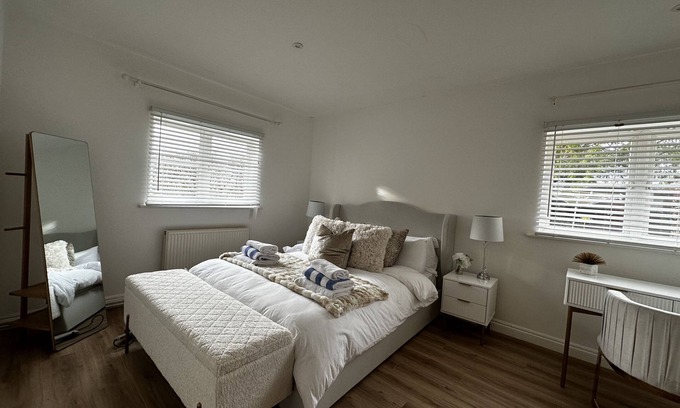 Blandford Saint Mary Casa | SNOWDROP - UNIQUE STAY | SLEEPS 2 | PETS ALLOWED | HOT TUB | BBQ | PATIO | WI-FI
