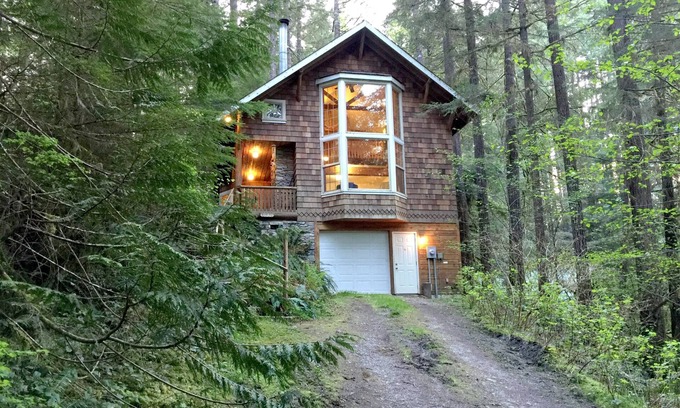 Glacier Cabina | Snowline Cabin #25 A Country-style pet Friendly Cabin With hot tub and Wifi!