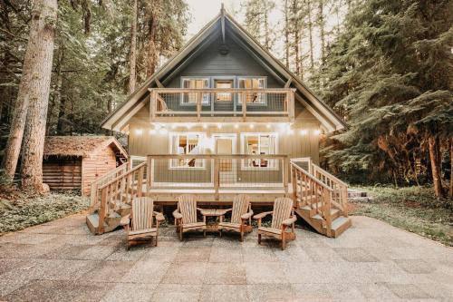 Glacier Casa | Snowline Cabin 49 - A Newly Remodeled Cabin Perfect for Your Family Retreat