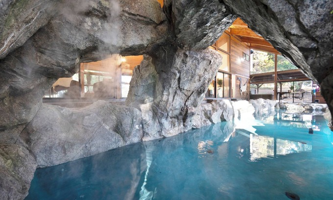 Apple Hill Casa | Snowline Lodge with Indoor Pool, Pickleball, Hot Tub and Disc Golf!