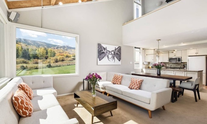 Snowmass Village Condominio | Snowmass Alpine Escape: Golf Course & Scenic View