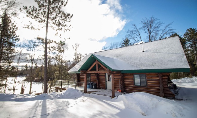 Mercer Casa | Motos de nieve y esquiadores Inicio de sesión escandinavo completo en el lago privado